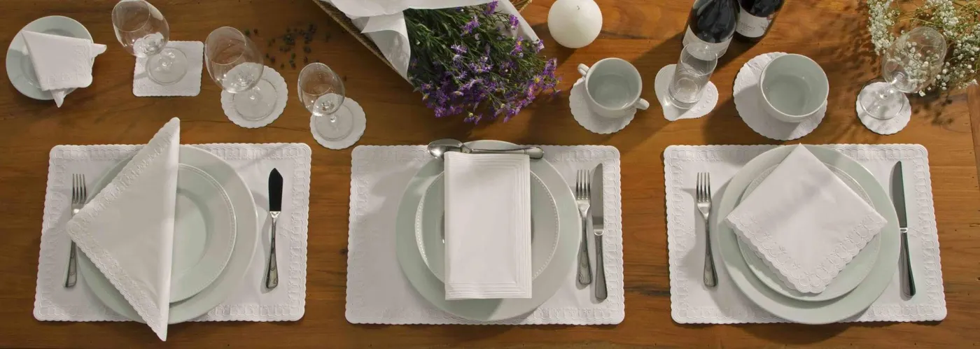Crie um ambiente bem organizado, bonito e funcional. Uma maneira fácil - e barata - de fazer isso é investir em itens para a mesa, como jogos americanos e boas louças.