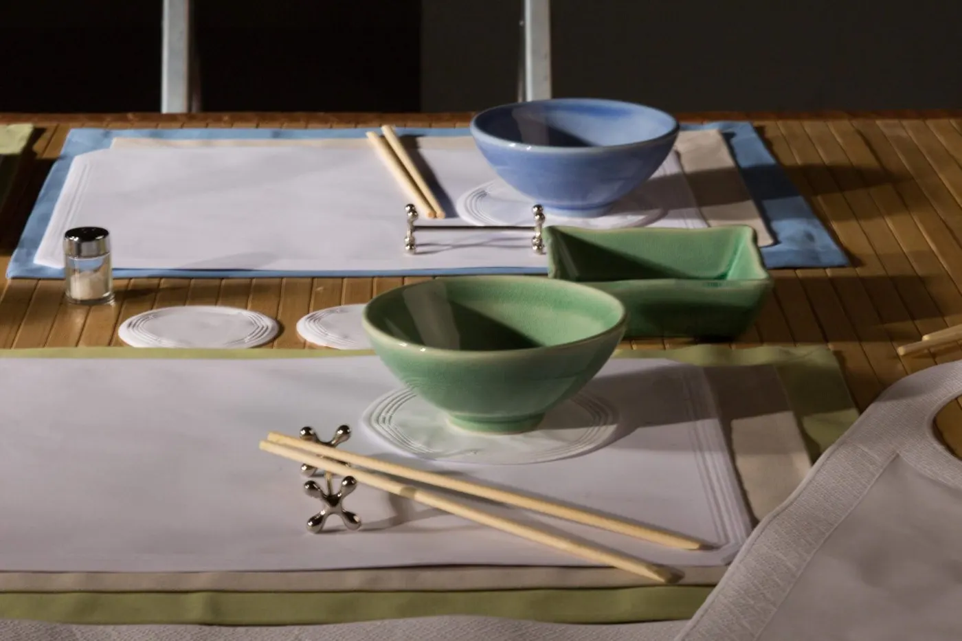 Uma maneira versátil e prática de como montar mesa para restaurante é utilizar um jogo americano. A peça destaca a decoração, valorizar a louça e outros detalhes.