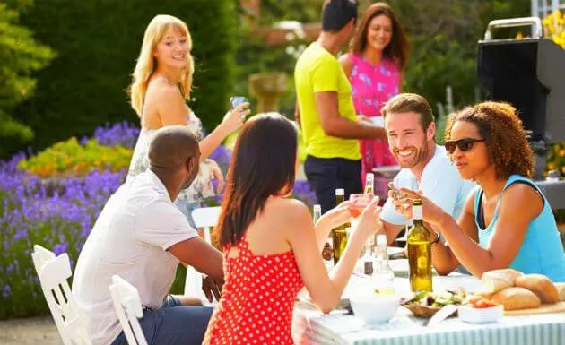 Dentro de casa ou no quintal! Vamos para o próximo passo da sua checklist de como organizar uma festa: o local onde tudo ocorrerá.