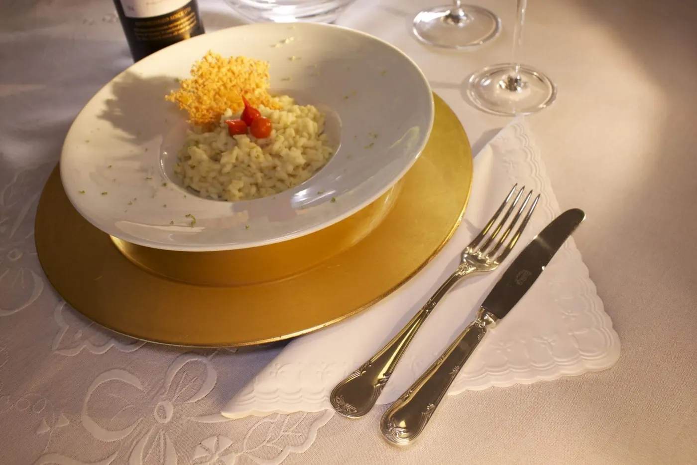 Se você servirá um jantar em sua festa, o uso de uma toalha é bem interessante para ajudar na decoração.