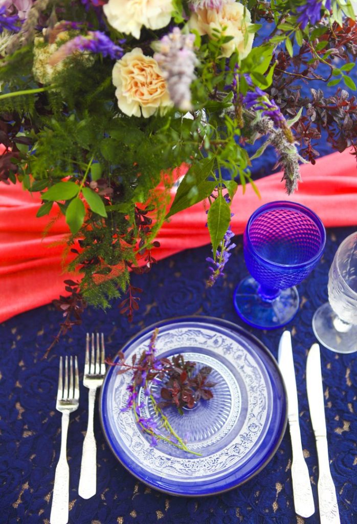 mesa posta com arranjo de flores