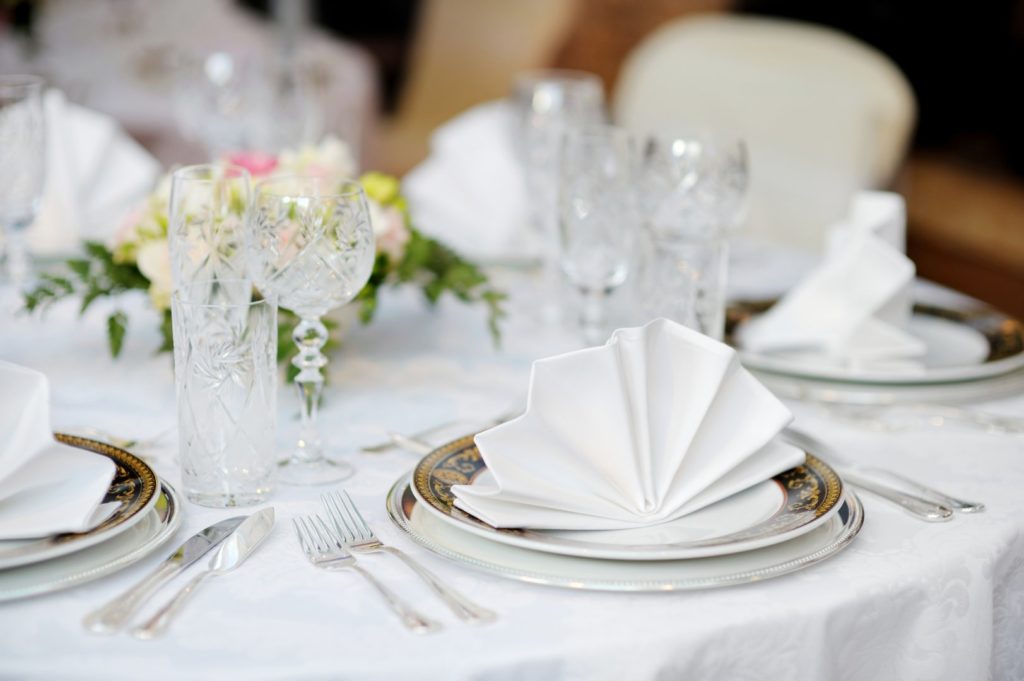 mesa de jantar decorada branco