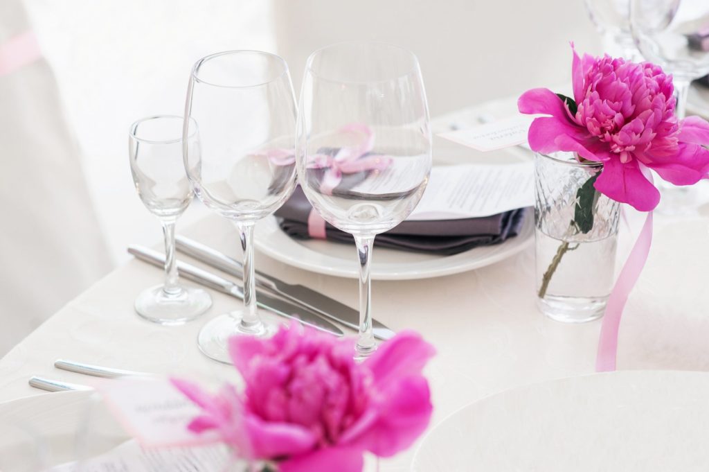 mesa de jantar decorada com flores rosas