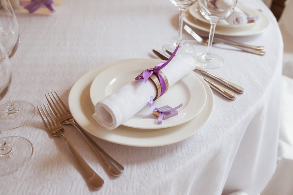 arranjo de mesa com anel e guardanpo