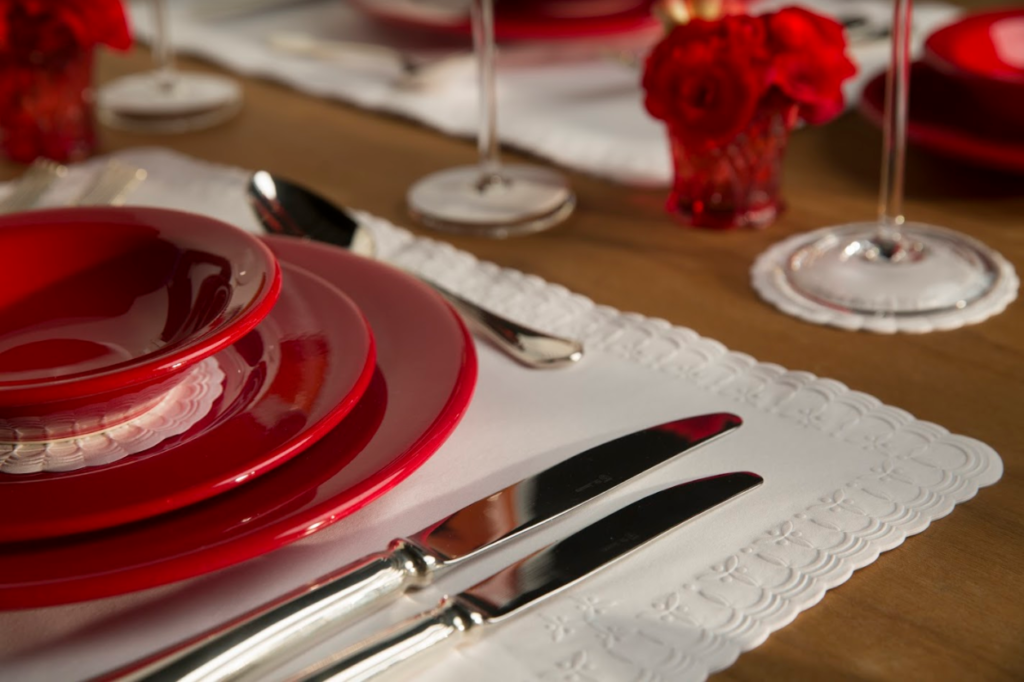 arranjo de mesa com jogo americano