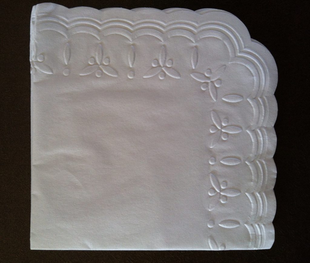 guardanapo de papel dobrado quadrado