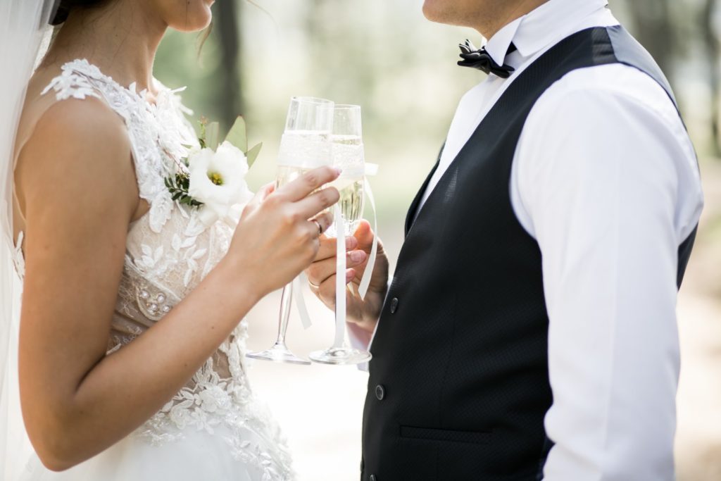 noivos-brindam-casamento